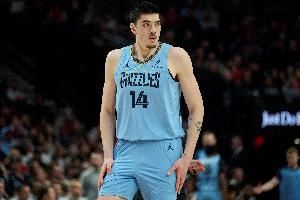 杨瀚森防守时脚步过慢？美记：扎克-埃迪也慢 但杨比他技术更好