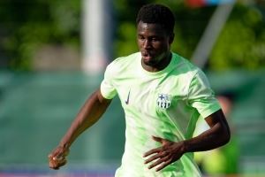 官方：巴萨B队后卫法雷右脚踝扭伤，预计康复时间大约为八周