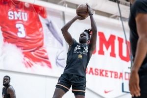 暗示留队？奥莫特晒与沙约克训练照 所穿北京男篮球衣很亮眼