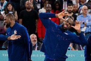 名记：詹姆斯的降薪就像理发修个边 杜兰特简直是把头发全剃光了