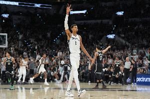 美记：文班是自16库后最受瞩目的球员 只要他在你根本不会看别人