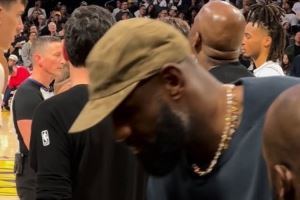 转型教练!湖人vs马刺花絮:詹姆斯场边与助教认真探讨比赛录像